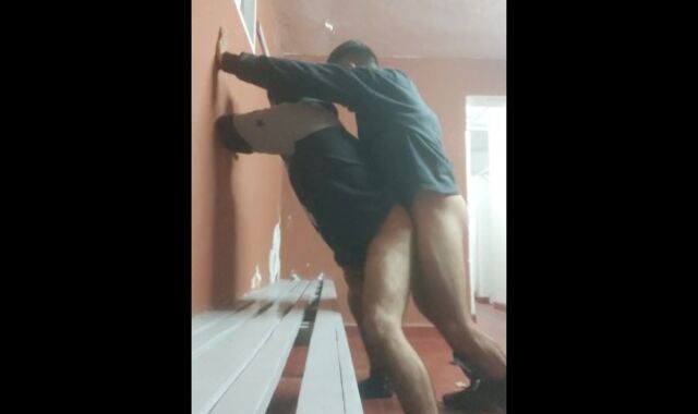 Anal Invasion Foray en el vestuario durante vacaciones