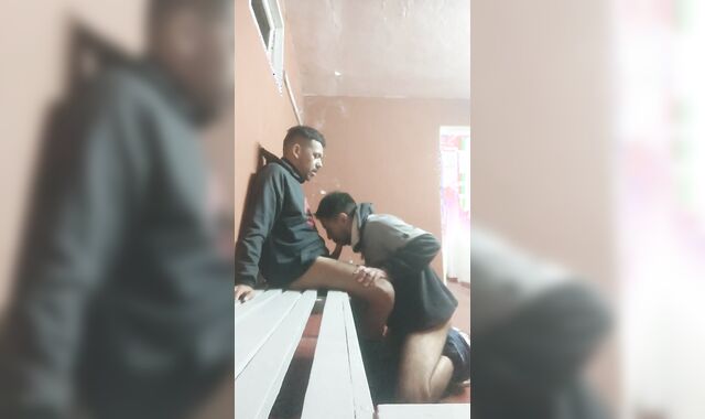 Anal Invasion Foray en el vestuario durante vacaciones