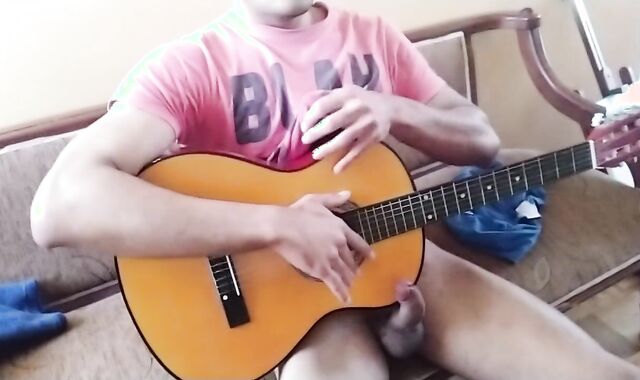 latino cantante se pajea y eyacula cayendo todo el love jam sobre su guitarra
