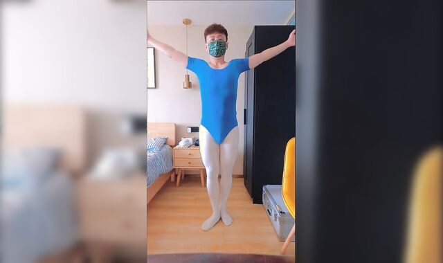 Twunk in ballet suit wanks and pops