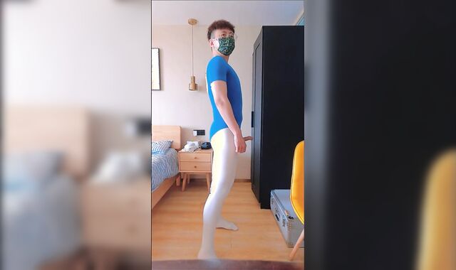 Twunk in ballet suit wanks and pops