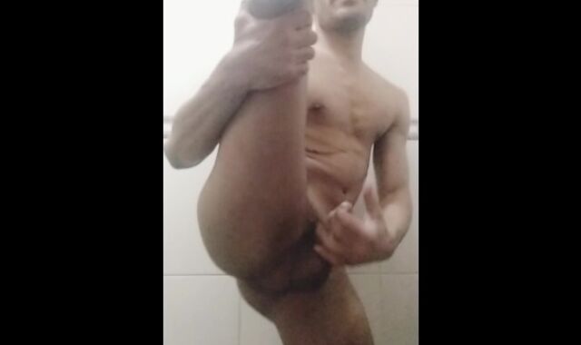 Joven latino se pajea mostrando su ropa interior desgastada rica complicacion de trio pajas con mucho s