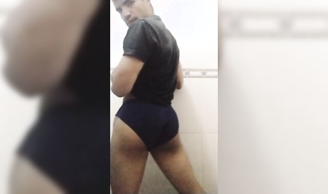Joven latino se pajea mostrando su ropa interior desgastada rica complicacion de trio pajas con mucho s