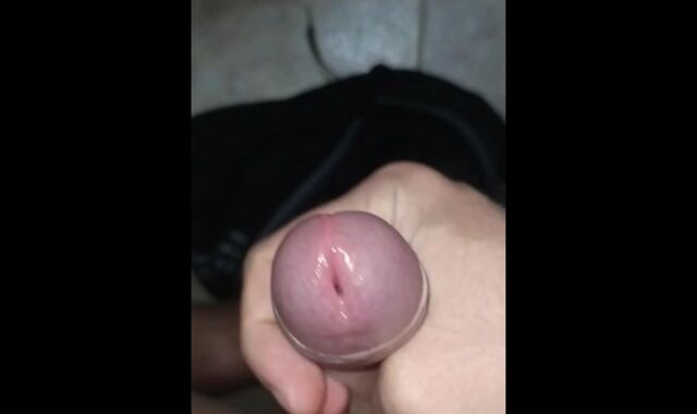 man MILKING in the BATHROOM/MASTURBANDOSE