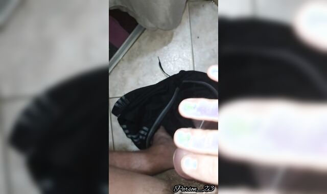 man MILKING in the BATHROOM/MASTURBANDOSE