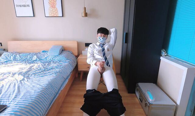 制服姿の男が自慰行為と絶頂