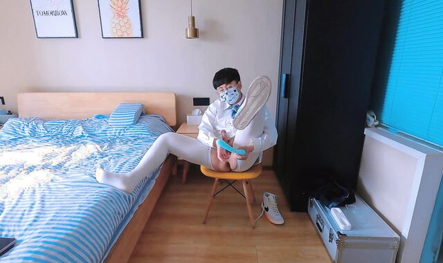 制服姿の男が自慰行為と絶頂