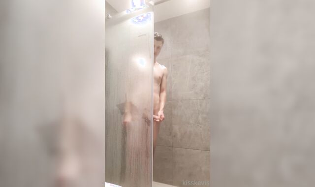 Supah-Molten stud takes a douche and luvs his pinkish cigar