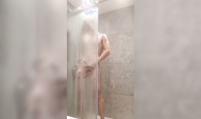 Supah-Molten stud takes a douche and luvs his pinkish cigar