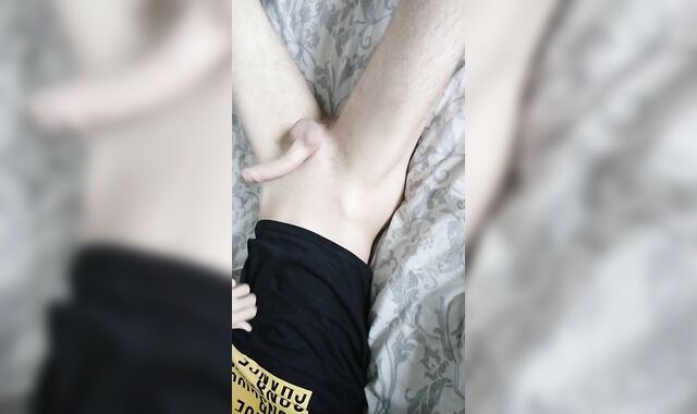 красавчик в футболке дрочит свой болт