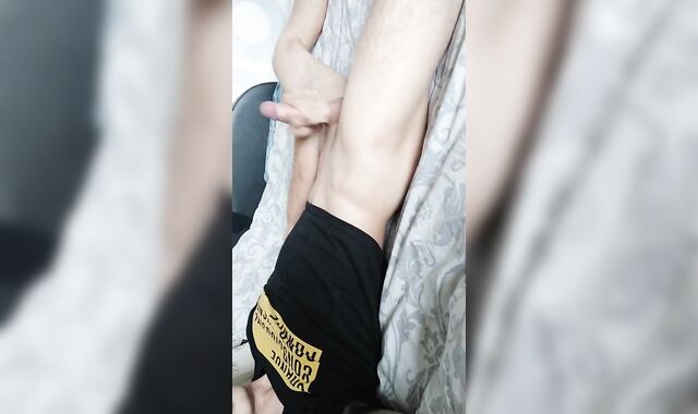 красавчик в футболке дрочит свой болт