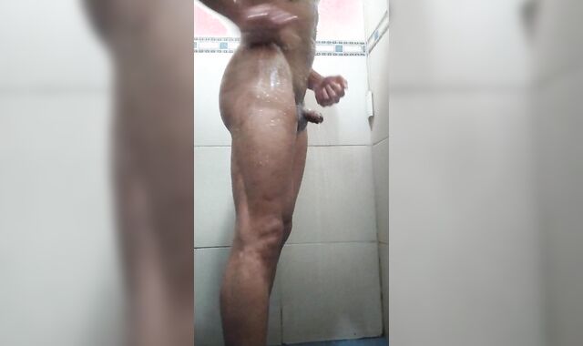 Jovencito delgado homosexual se pajea delicioso después de bañarse