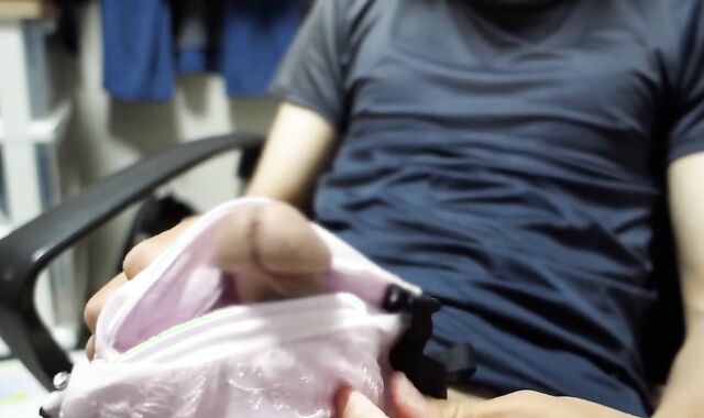 はるかちゃん（18）高校卒業したての女子大生のFカップブラジャーで大量射精オナニー