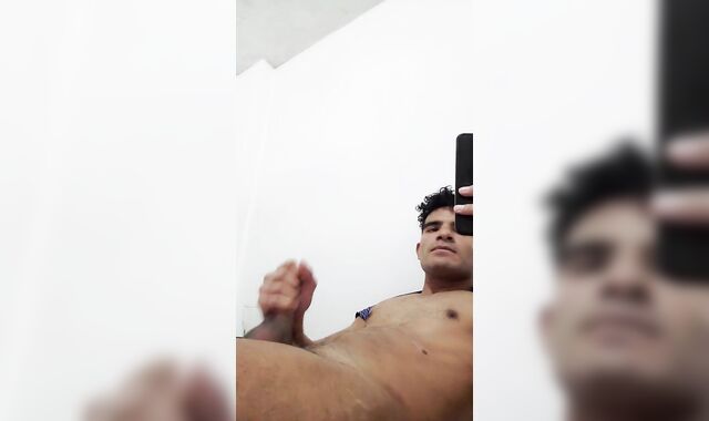 Rica paja cachonda en mi cama, botando bastante leche