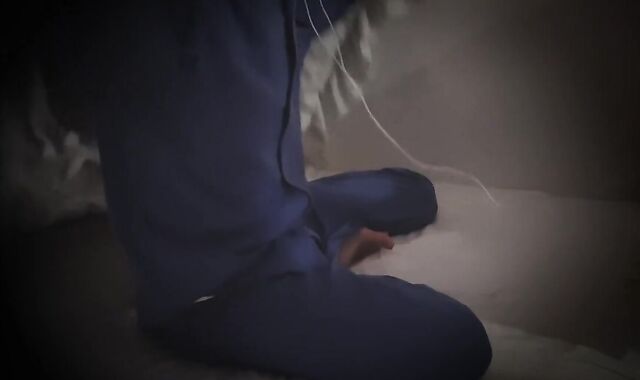 盗撮！？布団を被ってオナニーする男の子