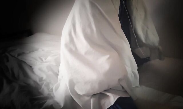 盗撮！？布団を被ってオナニーする男の子