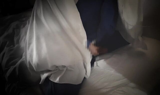 盗撮！？布団を被ってオナニーする男の子