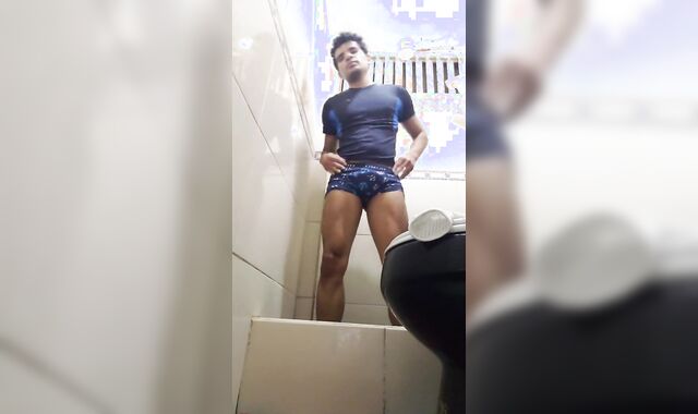 Joven Hace ejercicios y Luego se Pajea en la ducha y bota mucha leche