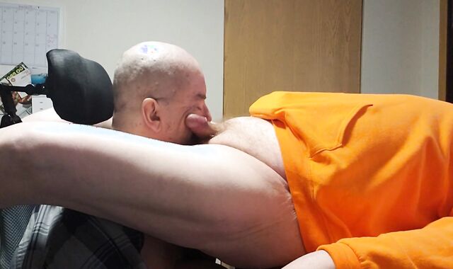 Quadriplegic Fellate An Senior Dude Drinks His Flow