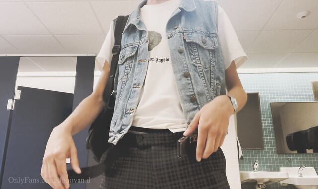 Donovan Draining off in College Bathtub. POP-SHOT