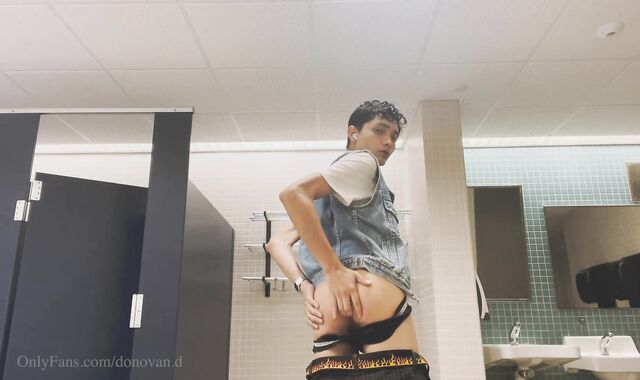 Donovan Draining off in College Bathtub. POP-SHOT