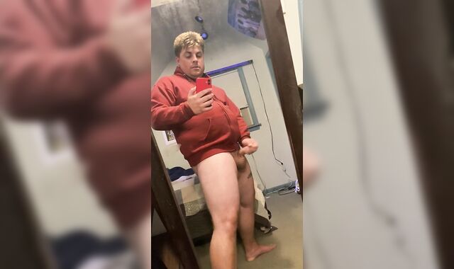 Male getting off bellowing spunk fountain on mirror