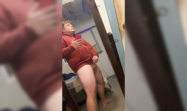 Male getting off bellowing spunk fountain on mirror