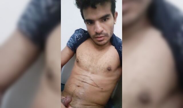 Jovencito Latino peludo se masturba en el suelo con medias