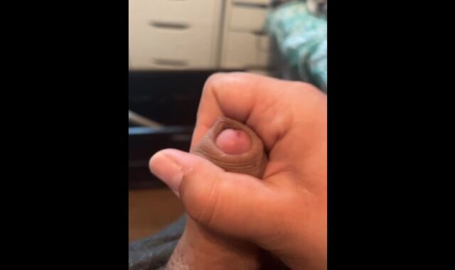 Homo Chub faps blows a stream and pees