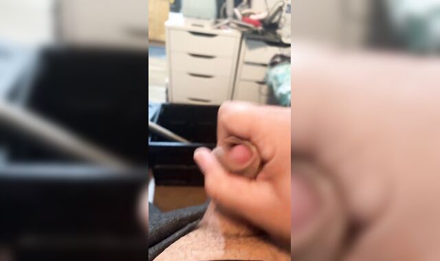 Homo Chub faps blows a stream and pees