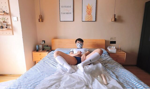 ジムのスーツを着た男は自慰行為と絶頂