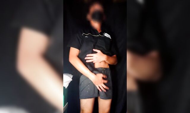 Janitor jakol sa likod ng mall pagkatapos maglinis