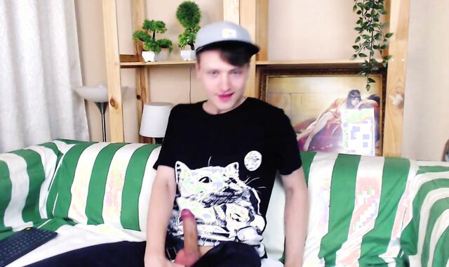 Jiggly stud jacking off on the bed