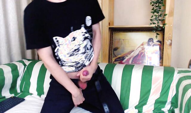 Jiggly stud jacking off on the bed