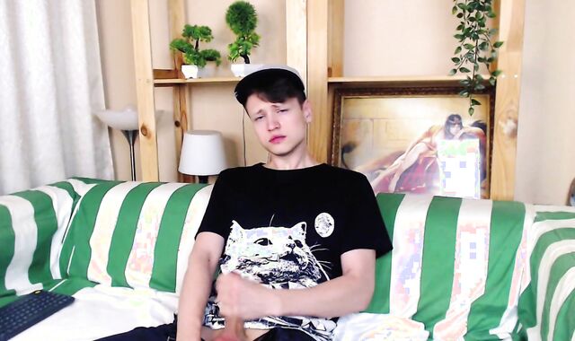 Jiggly stud jacking off on the bed