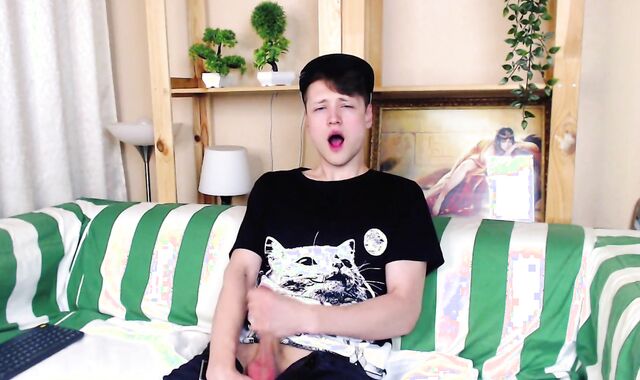 Jiggly stud jacking off on the bed