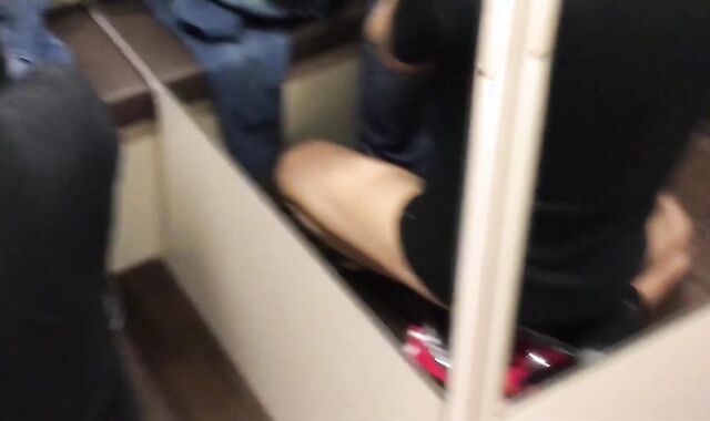 Gargling and draining eachother in a dressing guest apartment with cum shot