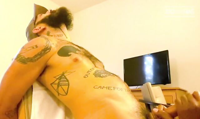 Matt Muck Gets Edged!