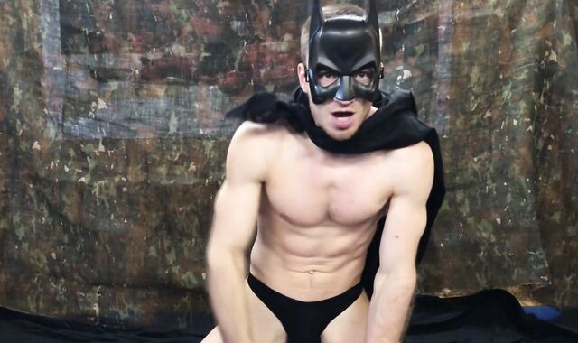 Russisk BATMAN redder verden fra homofile! En muskuløs superhelt knepper og ydmyger dig verbalt!!