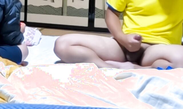 友達の横でオナニー【盗撮風】