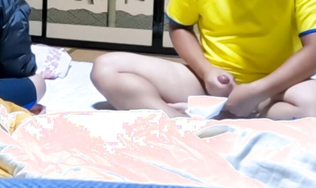 友達の横でオナニー【盗撮風】