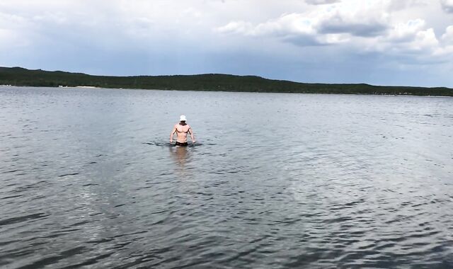 Jeg svømmer nøgen og rykker ud på en offentlig strand....Jeg tror, de bemærkede mig?!