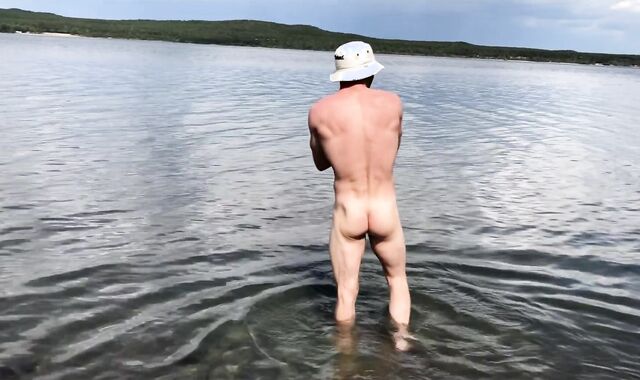 Jeg svømmer nøgen og rykker ud på en offentlig strand....Jeg tror, de bemærkede mig?!