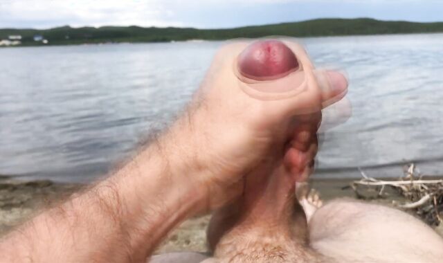 Jeg svømmer nøgen og rykker ud på en offentlig strand....Jeg tror, de bemærkede mig?!