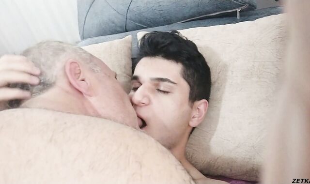 FURRY SENIOR LIKES TO BE LİCKED AND TORN UP BY CRAZY DUDE