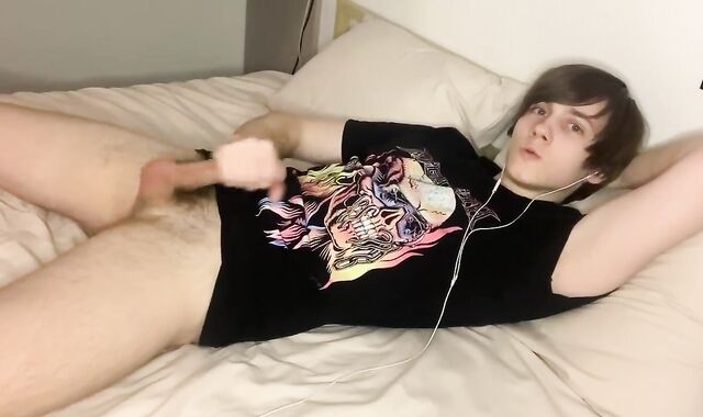 Wanking off on queer porno talking with my buddy