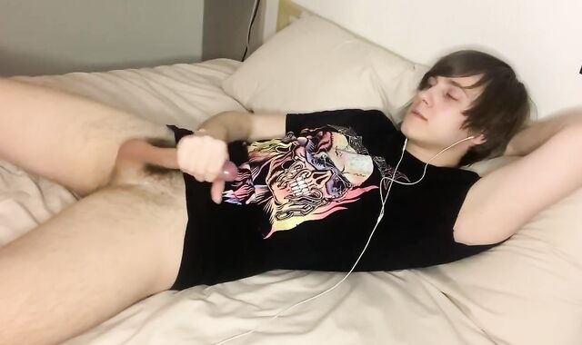 Wanking off on queer porno talking with my buddy