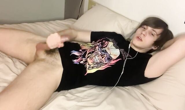 Wanking off on queer porno talking with my buddy