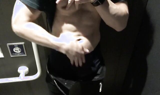 日本人マッチョのトイレでこっそりオナニー