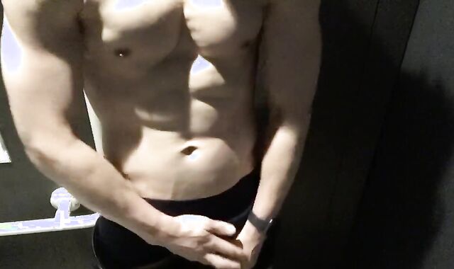 日本人マッチョのトイレでこっそりオナニー